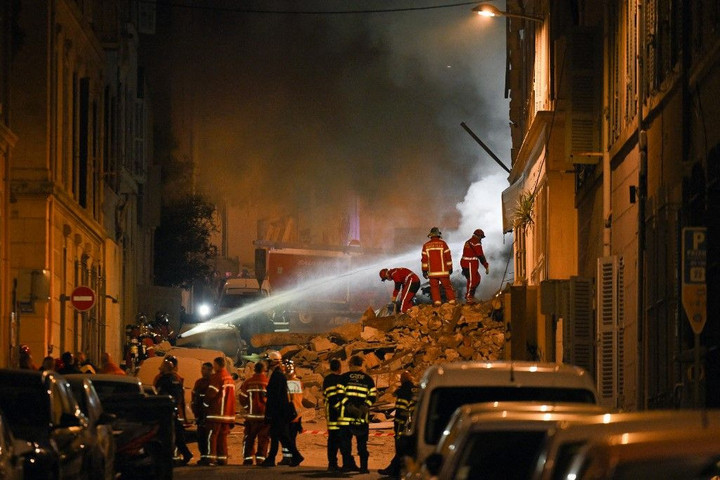 Fotó: AFP/NICOLAS TUCAT Marseille: halottakat találtak az épületomlás romjai alatt