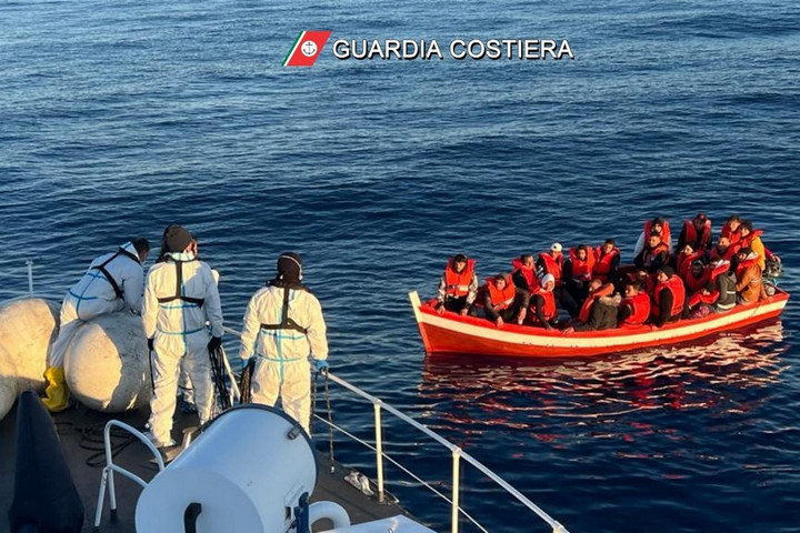 Több száz migránst tettek partra Lampedusa szigetén