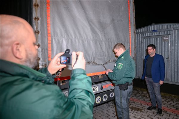 Fotó: MTI/Czeglédi Zsolt Hamis telefontartozékokat foglalt le és semmisített meg a NAV