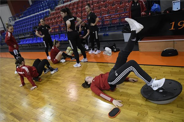 Fotó: MTI/Kovács Tamás VB-selejtezőkre készül a női kézilabda-válogatott
