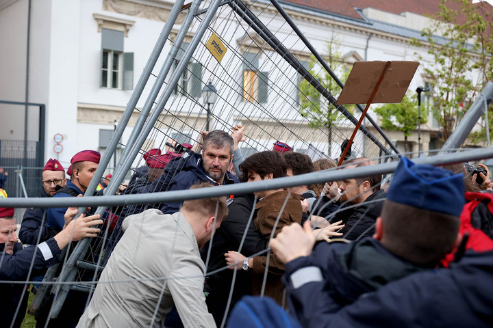 Kordont bontottak a tüntetők, gázsprayvel tartották vissza őket a rendőrök