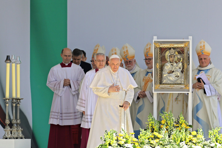 Ferenc pápa: Egy bölcsőkkel és nem sírral teli jövőt kell a vezetőknek nyújtaniuk - GALÉRIA