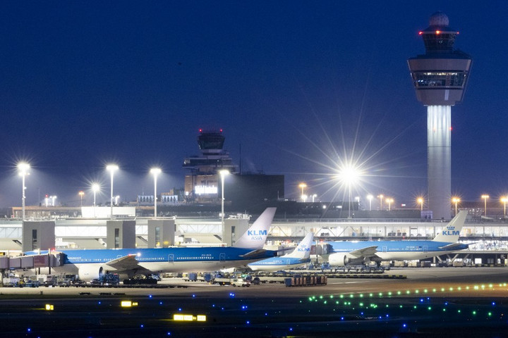 Környezetvédelmi aktivistákat állítottak elő az amszterdami Schiphol repülőtéren