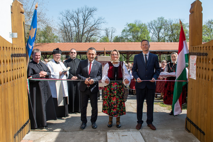 Székely házat adtak át Hőgyészen