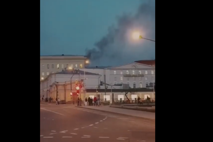 Lángol az orosz véderőminisztérium – VIDEÓVAL