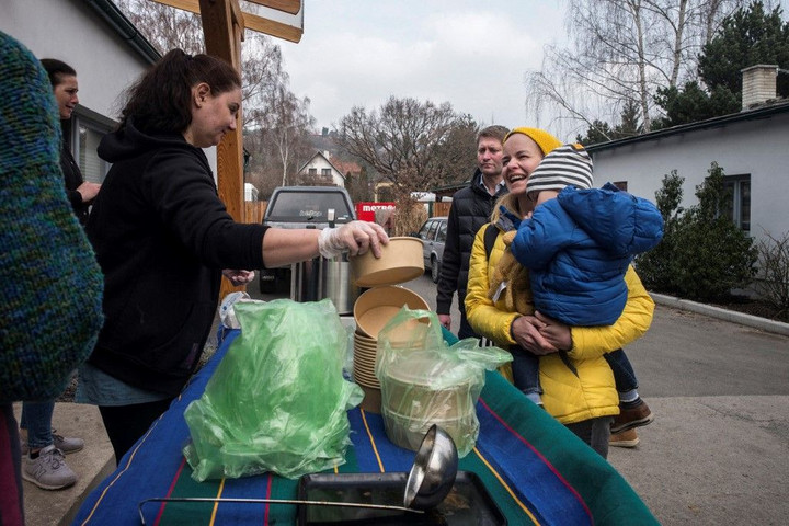 Több mint 325 ezer ukrán menekült él Csehországban