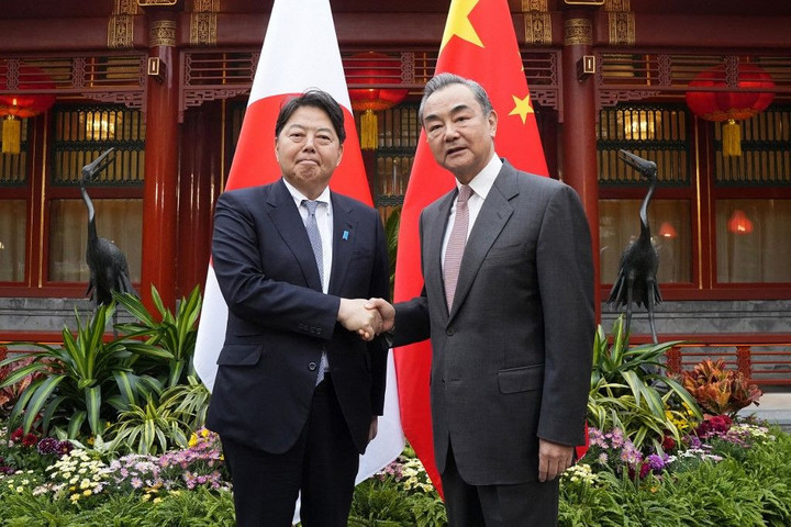 Fotó: The Yomiuri Shimbun via AFP A japán külügyért fogadta kínai kollégája