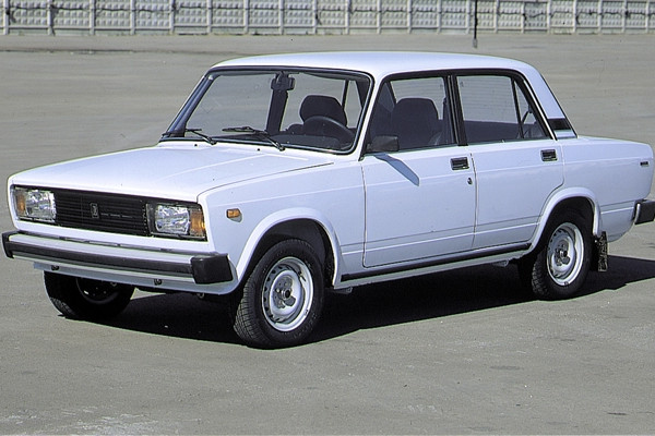 Szembement a forgalommal egy Lada Budapesten