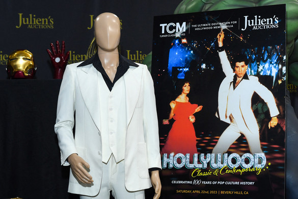 Elárverezik John Travolta legendás fehér öltönyét
