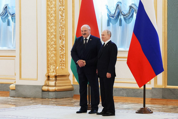 Díszszemle: jött, látott és mentő jelenlétében távozott Lukasenka