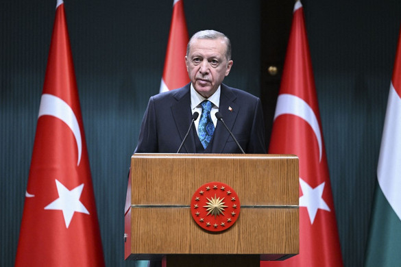 Török választások: az elnökválasztás harmadik helyezettje Erdogant támogatja a második fordulóban