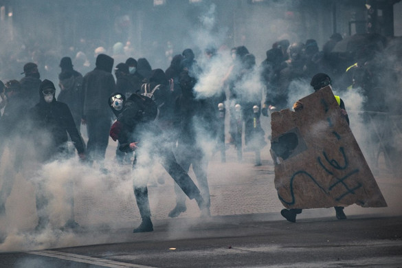 Sok rendőr megsérült, százakat őrizetbe vettek a nyugdíjreform elleni tiltakozásokon