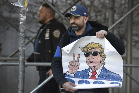 A korábban őrizetbe vett Donald Trump elhagyta a bíróság épületét