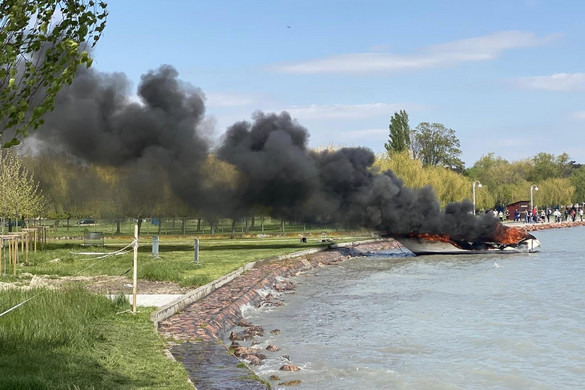 Kigyulladt egy hajó a Balatonon, hatalmas lángokkal égett