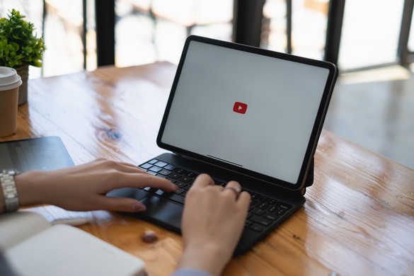 Több százezer követőt szerzett a nagypapa, aki képregényeket olvas fel a YouTube-on