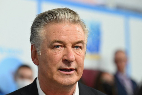 Az ügyészek hivatalosan is ejtették a gondatlan emberölés vádját Alec Baldwin ellen, de a polgári eljárás tovább zajlik