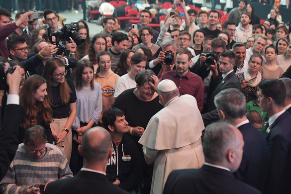 Az ember nem attól lesz nagy, hogy mások fölé emelkedik – intette a fiatalokat Ferenc pápa