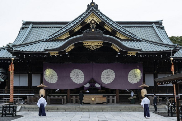 Vallási jelképet küldött a vitatott megítélésű Jaszukuni-szentélybe a japán kormányfő