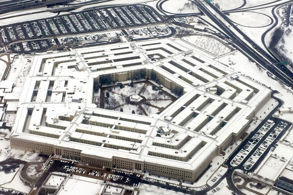 Idegen anyahajó rejtőzködhet az űrben a Pentagon UFO-kutatója szerint