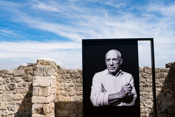 Picasso-portré díszeleg a mezőn a művész évfordulójára emlékezve