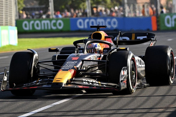 Az állórajtokban bővelkedő futamot Verstappen nyerte