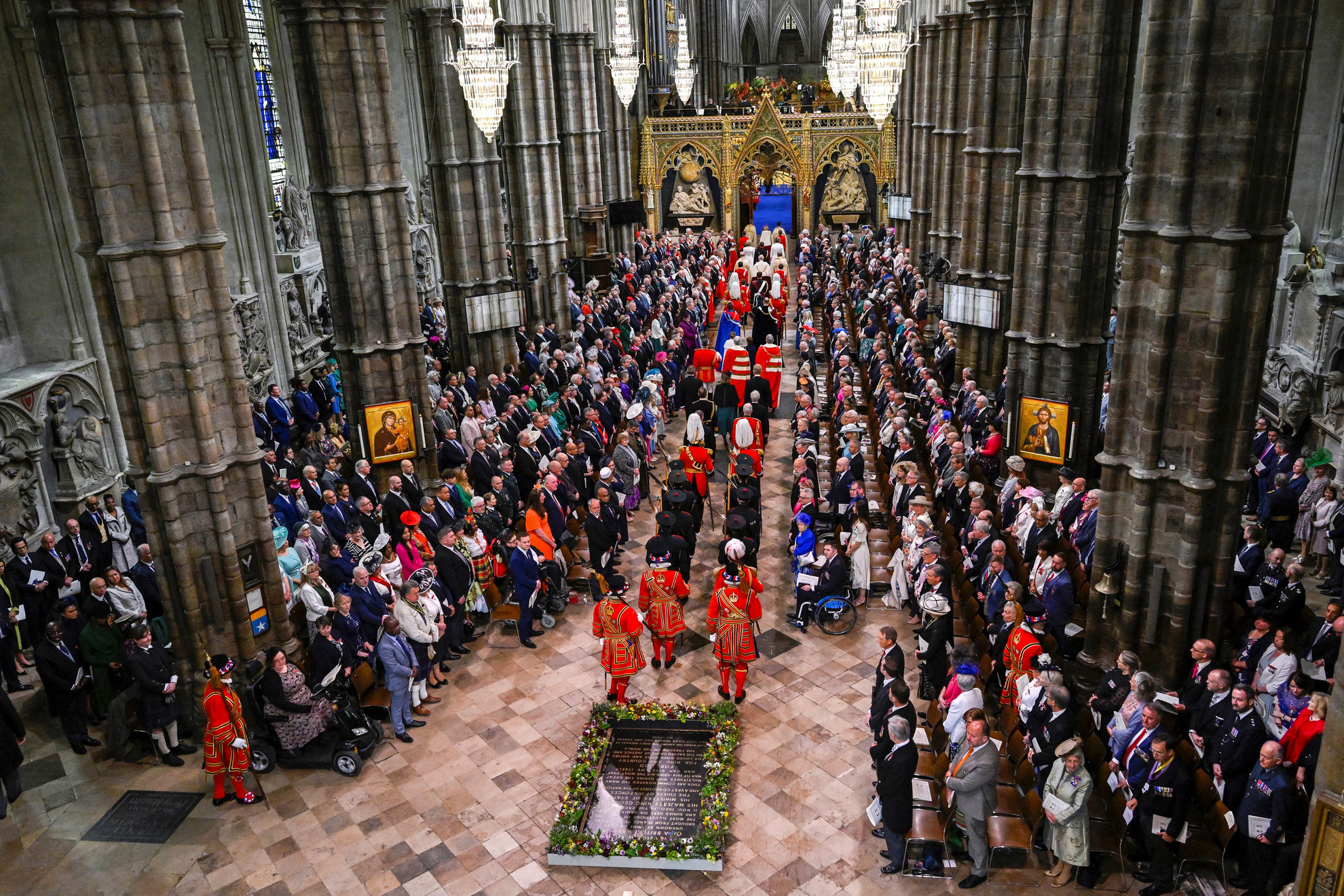 Fotó: AFP/POOL/Gareth Cattermole A király és a királyné belép a Westminster apátságba