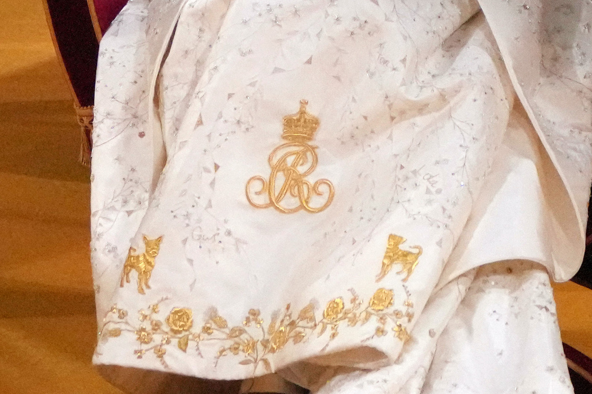 Ezen látható Beth és Bluebell hímzett mása is a darab alján, jobb és bal oldalon.