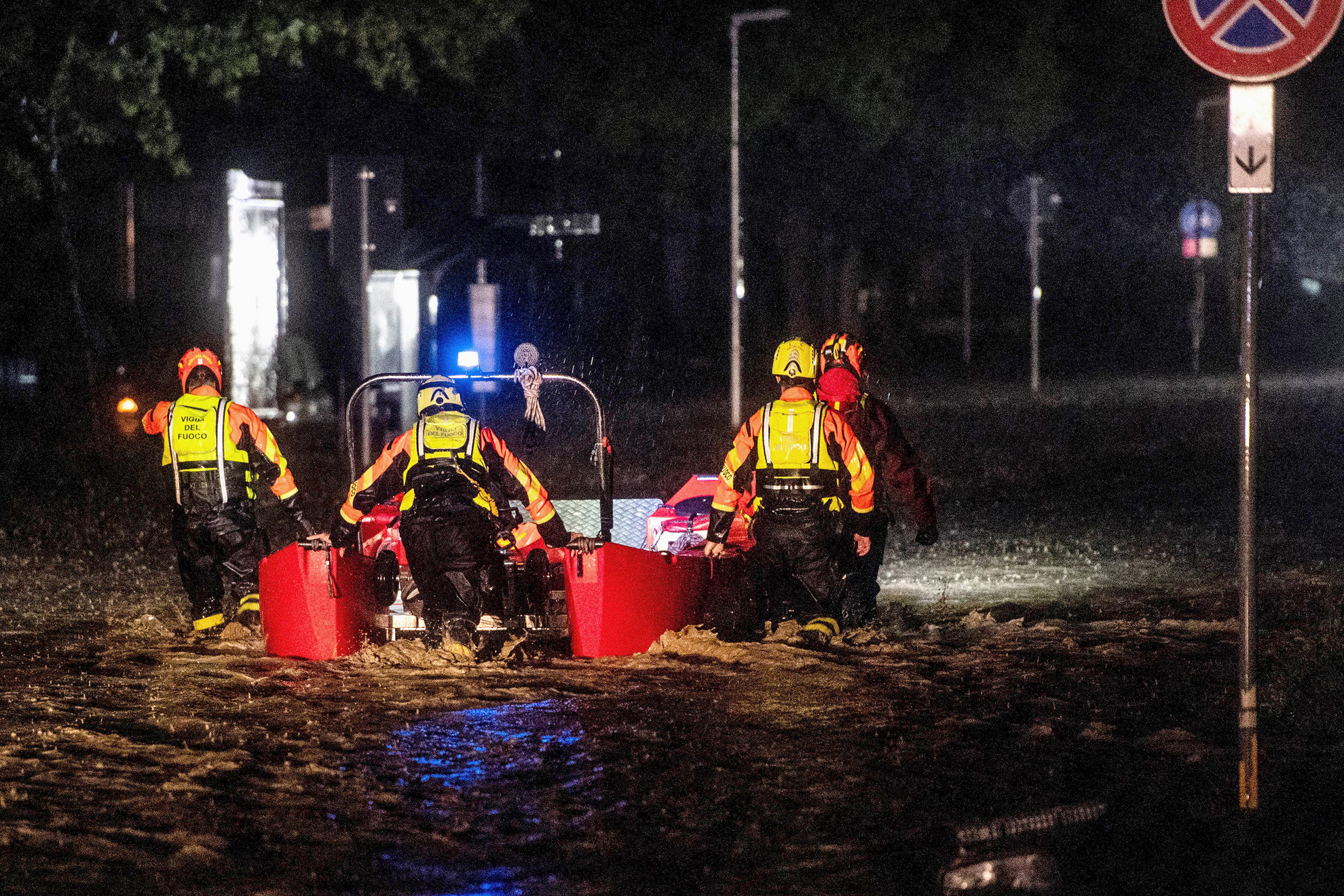 Fotó: AFP A lakott területen éjszaka is csónakokkal mentették az alsóbb szinteken élőket
