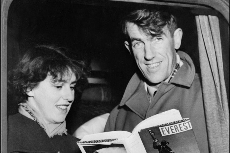 Sir Edmund Hillary és felesége Franciaországban, a Mount Everest meghódítását követő körút egyik állomásán