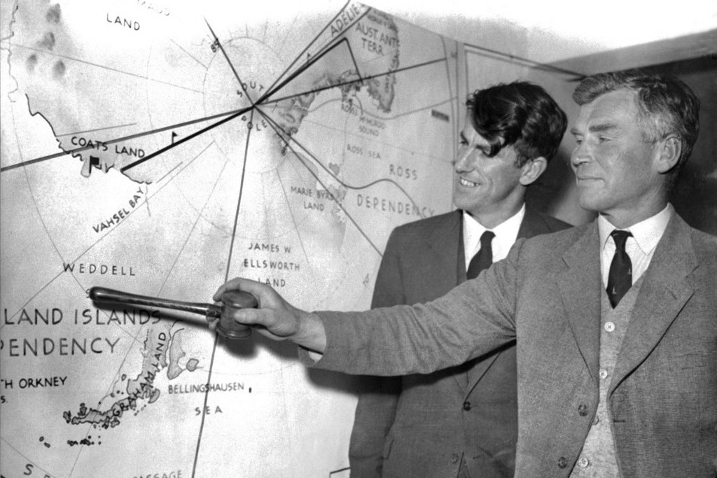 Sir Edmund Hillary és Vivian Fuchs, a Nemzetközösségi transzantarktiszi expedíció sajtótájékoztatóján