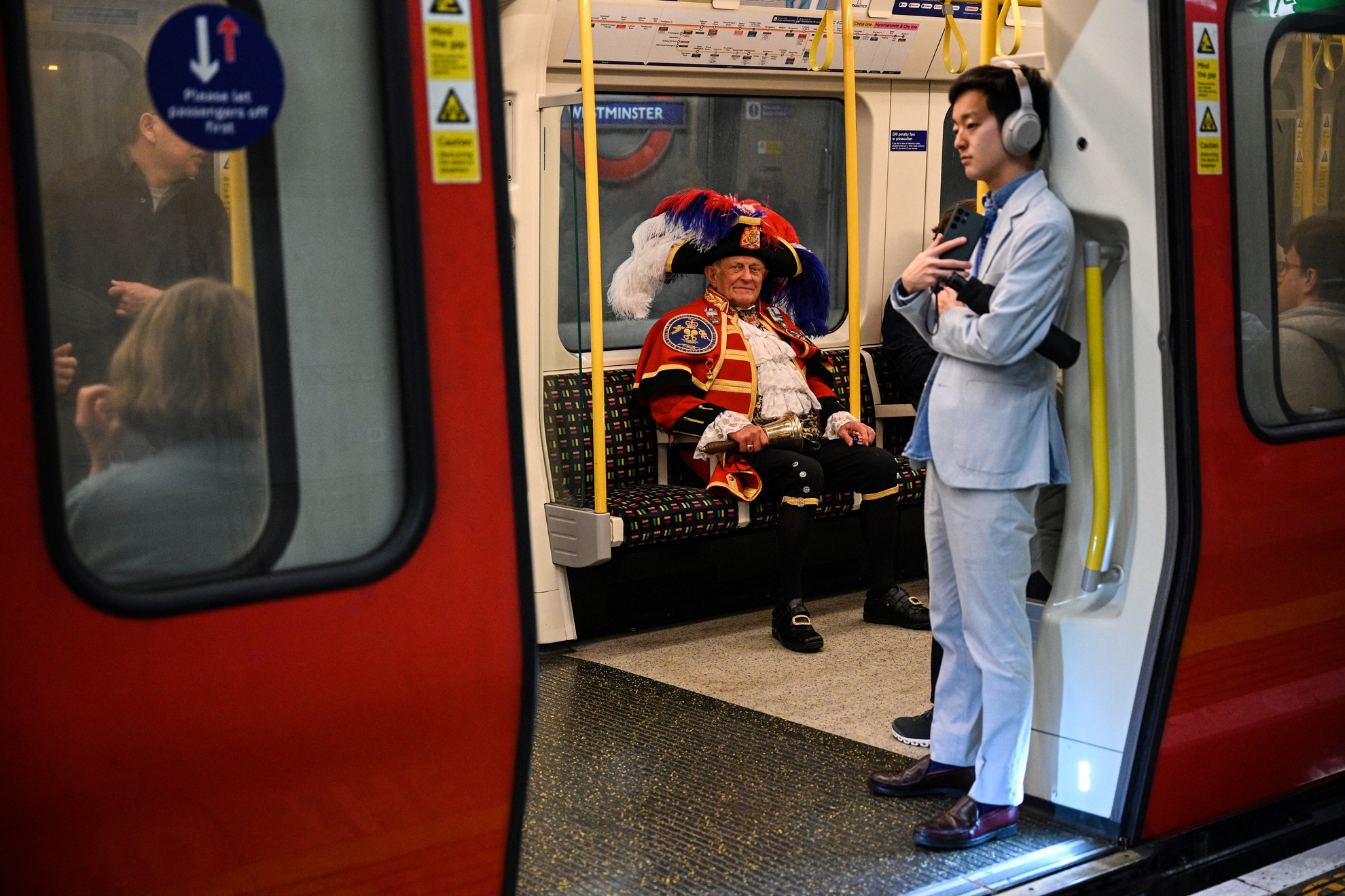 Fotó: AFP/Oli Scarff A brit városi rikkancs, Tony Appleton szokásos jelmezében metrózik London központjába, hogy nem hivatalos minőségben találkozzon a koronázásra váró emberekkel, és szórakoztassa őket. Annak ellenére, hogy Appletonnak nincs hivatalos királyi szerepe, a királyi születésekről és egyéb eseményekről szóló nem hivatalos bejelentéseiről híres