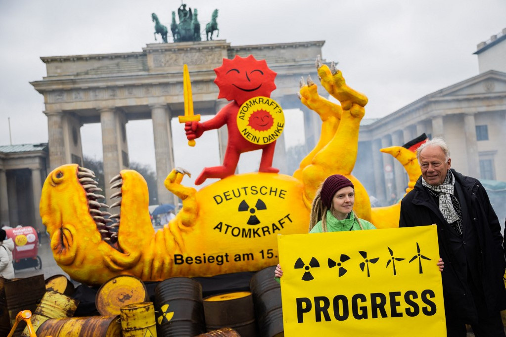A Greenpeace aktivistái az ősi gonosz, az atomenergia legyőzését ünnepelétk Berlinben április közepén. Nem sokkal később a környezetvédők már a szénerőművek újra nyitása ellen demonstráltak