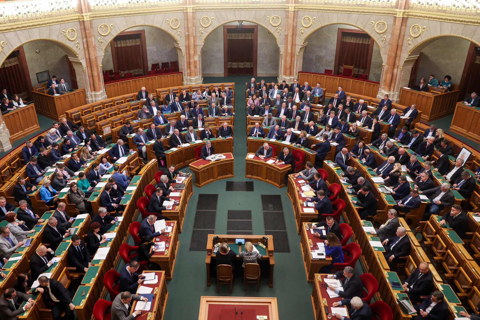 Május 3., szerda: Politikai nyilatkozatot fogadott el az Országgyűlés a migráció elutasításáról és a kibocsátóországok helyben történő támogatásáról, valamint meghosszabbíthatja a veszélyhelyzetet.