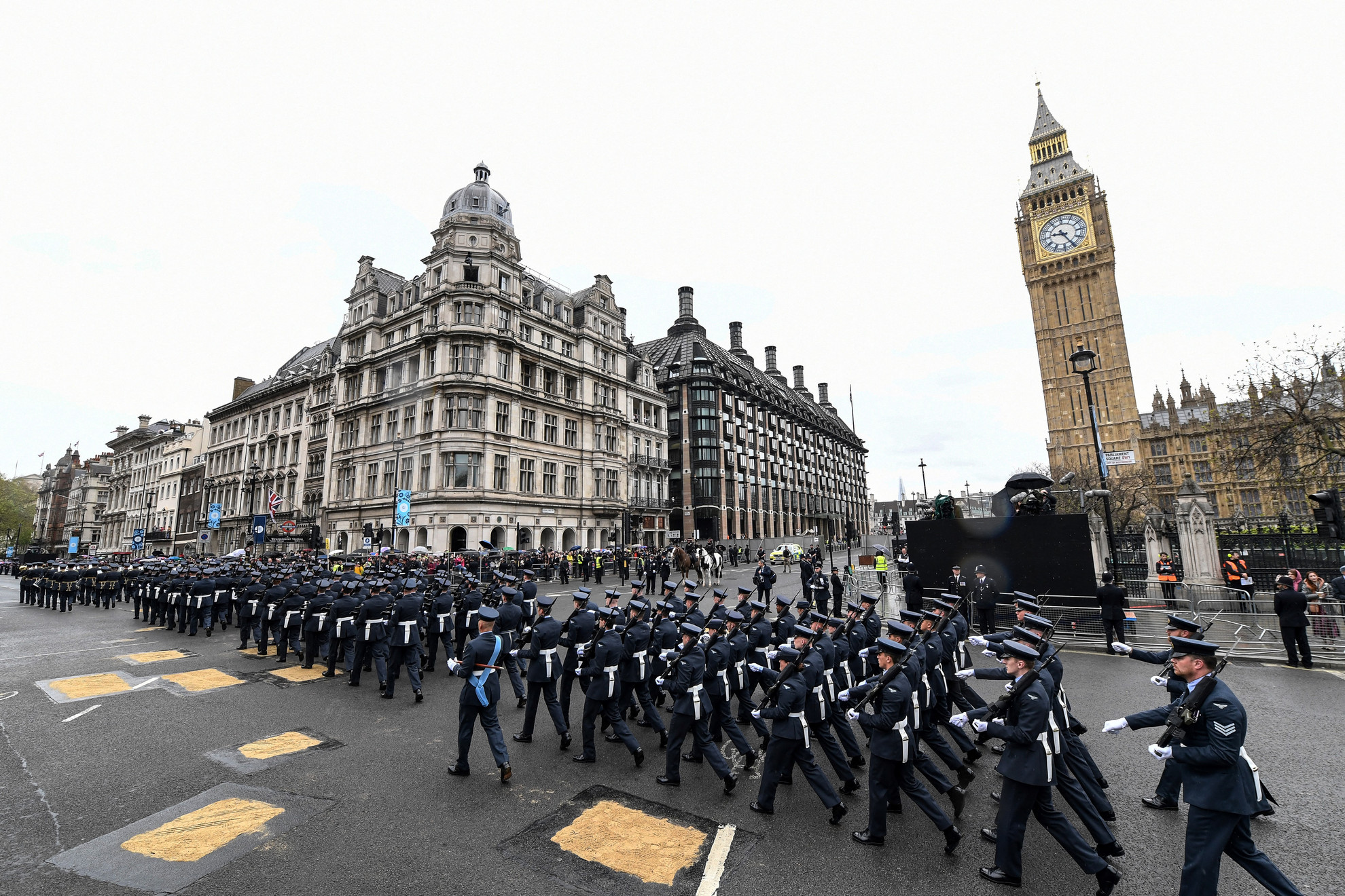 Fotó: AFP/Glyn Kirk A Királymenet, amely két kilóméter hosszú útvonalon haladt a Buckingham-palotától a Westminster apátságig London központjában