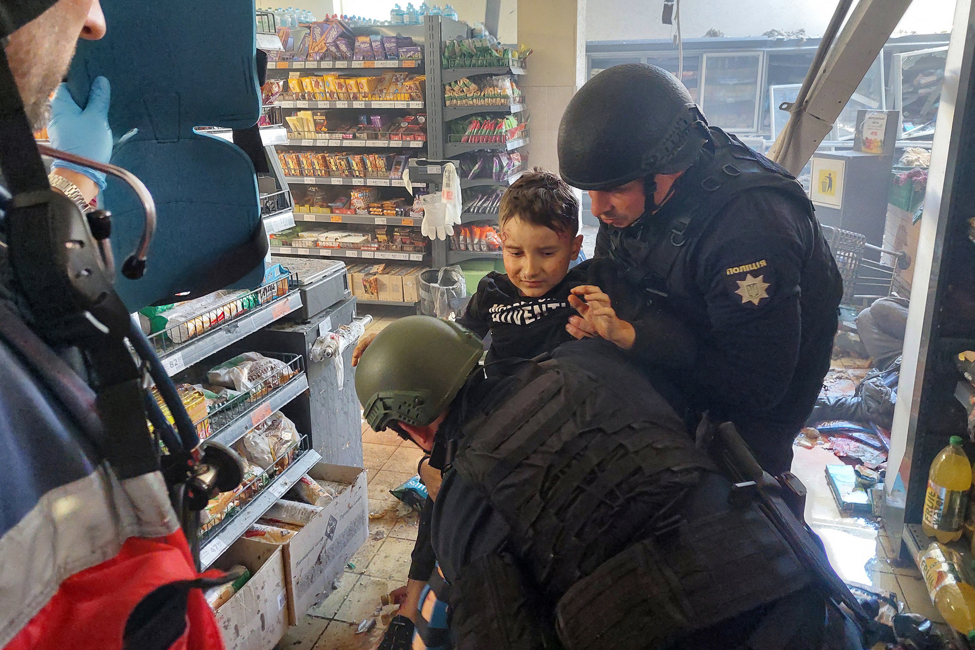 Május 3., szerda: Az orosz erők csapást mértek a dél-ukrajnai Herszon város egyetlen működő hipermarketjére. A támadás következtében három ember meghalt, öten sérüléseket szenvedtek