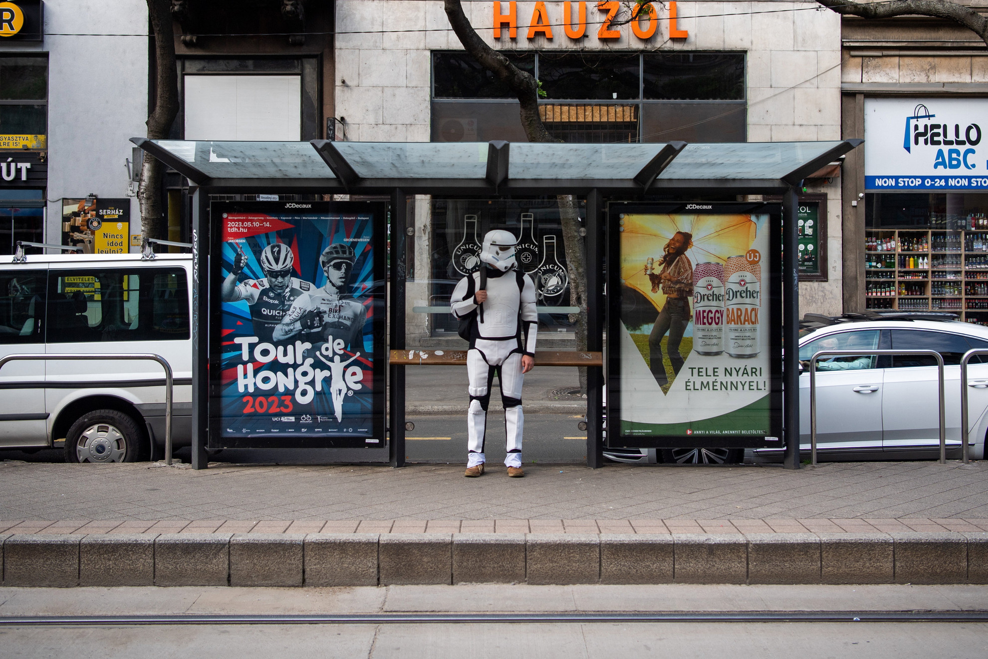 Május 4., csütörtök: A birodalmi rohamosztagosok villamossal utaznak, ha Budapesten járnak. Legalábbis ezen a napon. Ekkor van ugyanis a Nemzetközi Star Wars-nap. A Csillagok háborúja napját minden évben május 4-én tartják a sorozat rajongói. A dátum egy angol szójátékból ered. „Az erő legyen veled!” ikonikus mondat angol nyelven úgy hangzik, hogy „May the force be with you!”, amit „May the fourth be with you!”-nak, azaz „Május negyedike legyen veled”-nek lehet érteni.