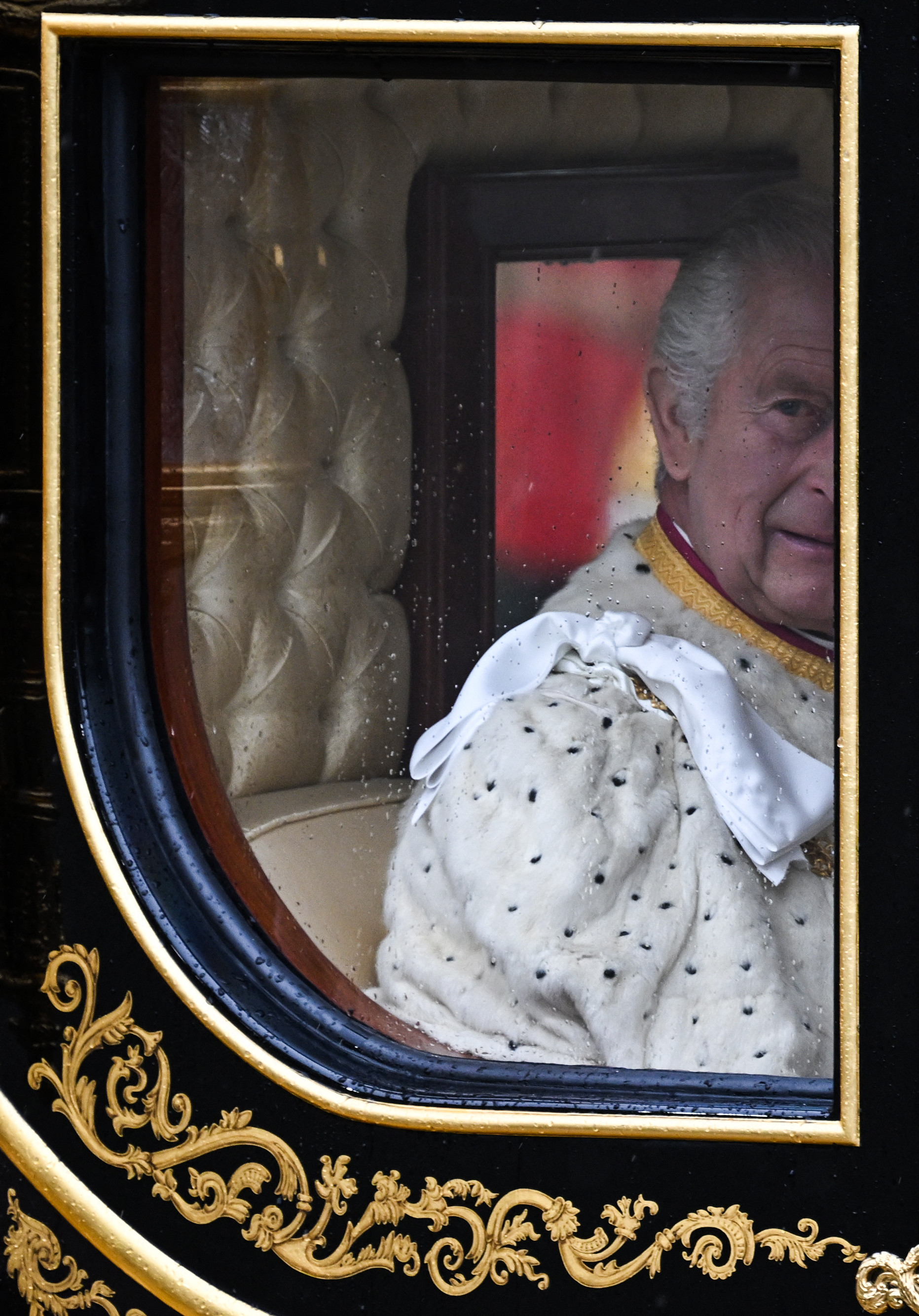 Fotó: AFP/Paul Ellis III. Károly a Királymenet egyik hintójában, a Diamond Jubilee State Coach-ban