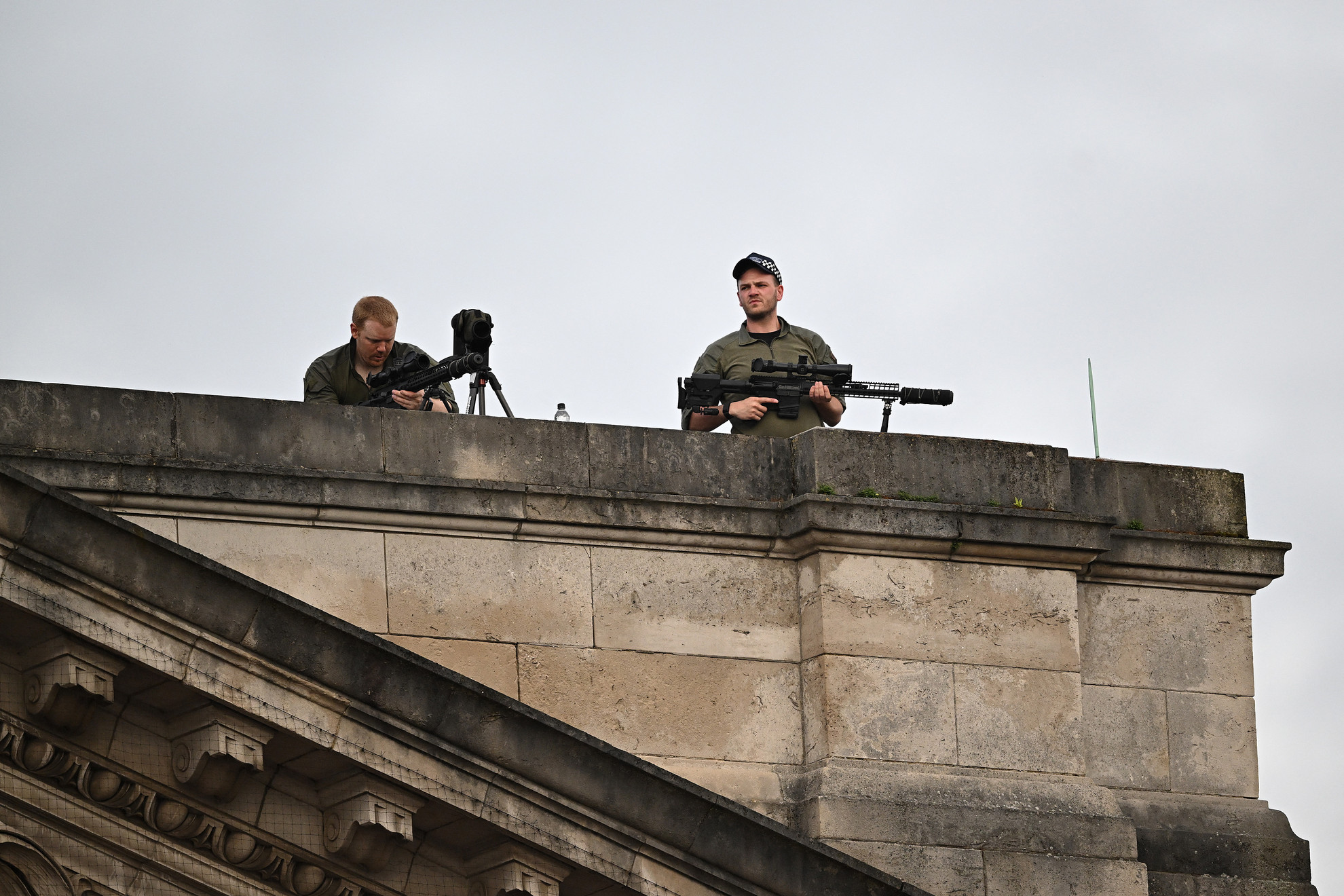 Fotó: AFP/Oli Scarff Mesterlövészek őrködnek a Buckingham-palota tetején