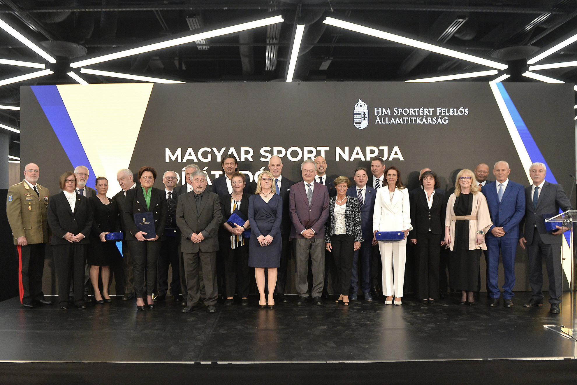 Május 5., péntek: A sporttársadalom tulajdonképpen hozzásegít Magyarország védképességének visszaépítéséhez – jelentette ki Szalay-Bobrovniczky Kristóf honvédelmi miniszter a Magyar Sport Napja alkalmából rendezett budapesti díjátadó ünnepségen megtartott beszédében
