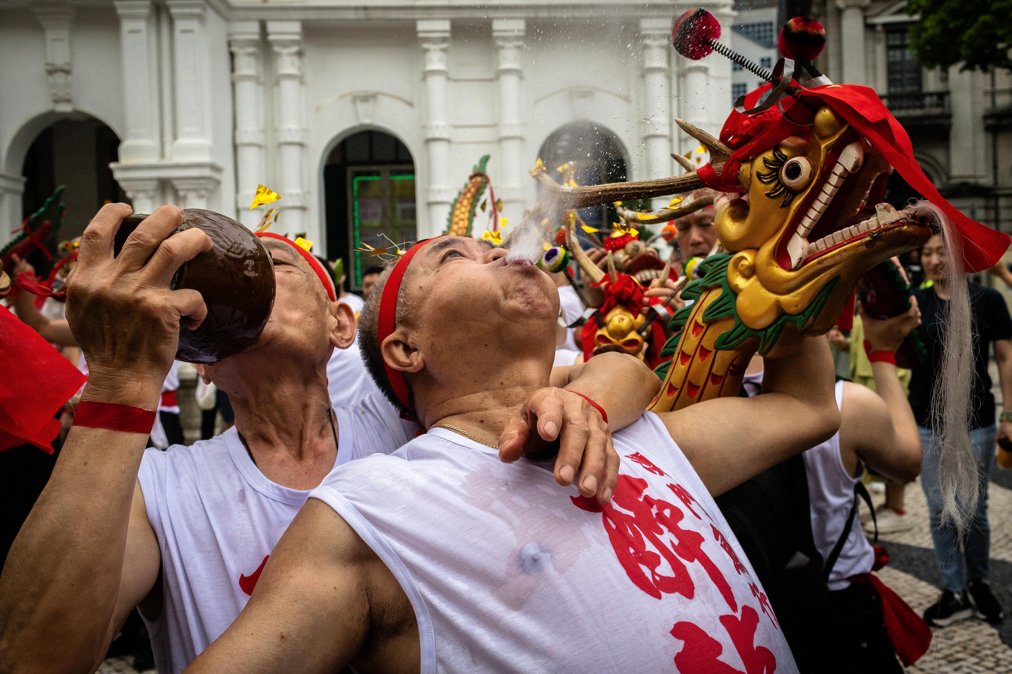 Május 26., péntek: Három év kihagyás után ismét megrendezték a híres részeg sárkány ünnepét Makaóban. A Covid járvány miatt néhány évre felfüggesztették a nemzeti szellemi kulturális örökség listáján szereplő táncos felvonulást, ahol a résztvevők az utcán sört és rizsbort spiccelnek a szájukból miközben tántorognak, mintha részegek lennének. Az ünnep Makaó halászközösségéből ered, amikor az emberek összegyűltek és imádkoztak a halászflottáért. Mára ezt a népünnepélyt kiterjesztették az élet minden területére
