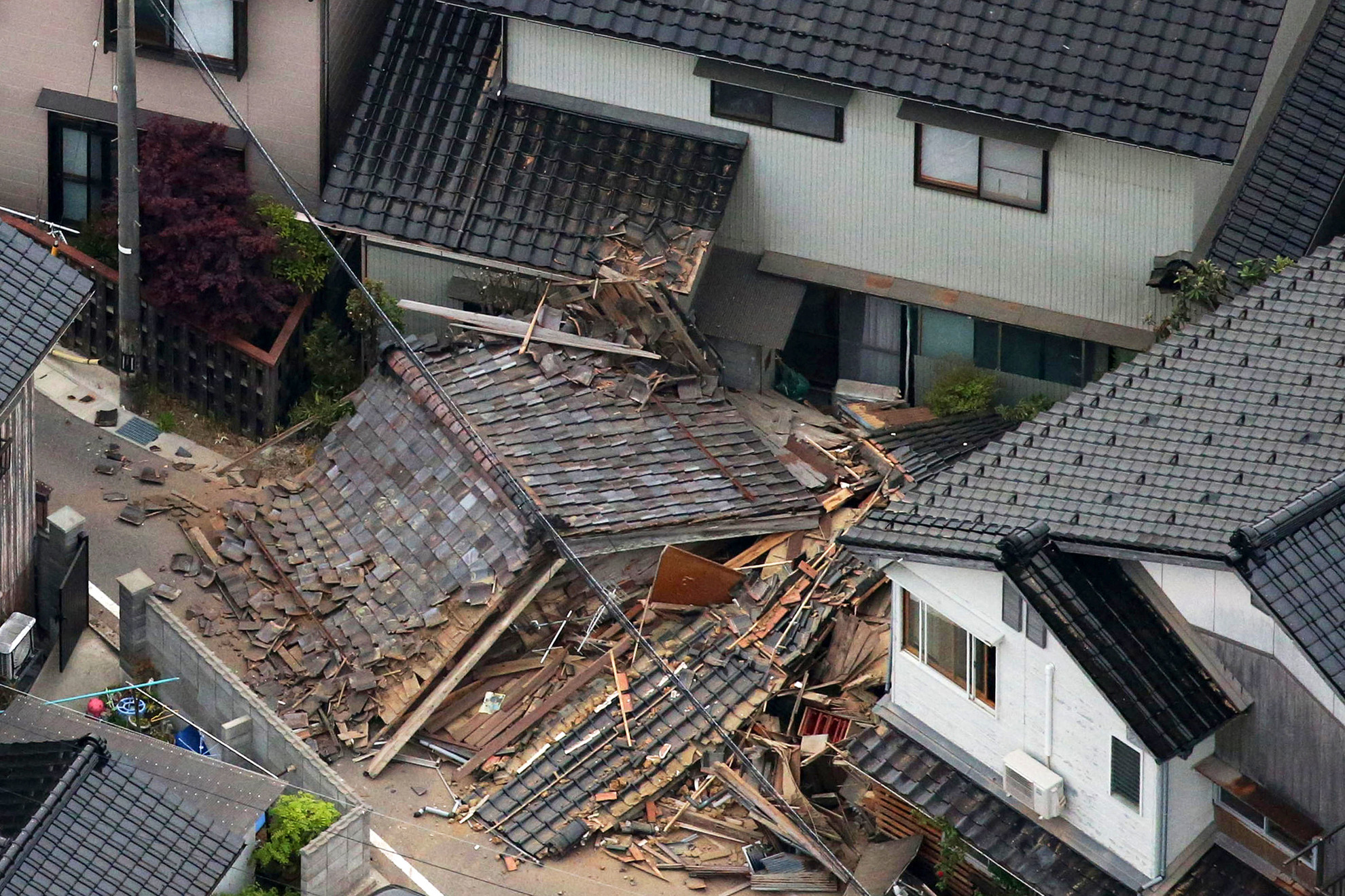 Május 5., péntek: 6,3-as erősségű földrengést jelentettek a Japán nyugati részén lévő Isikava prefektúrából. A földmozgást a tengerszinttől mért tíz kilométeres mélységben észlelték