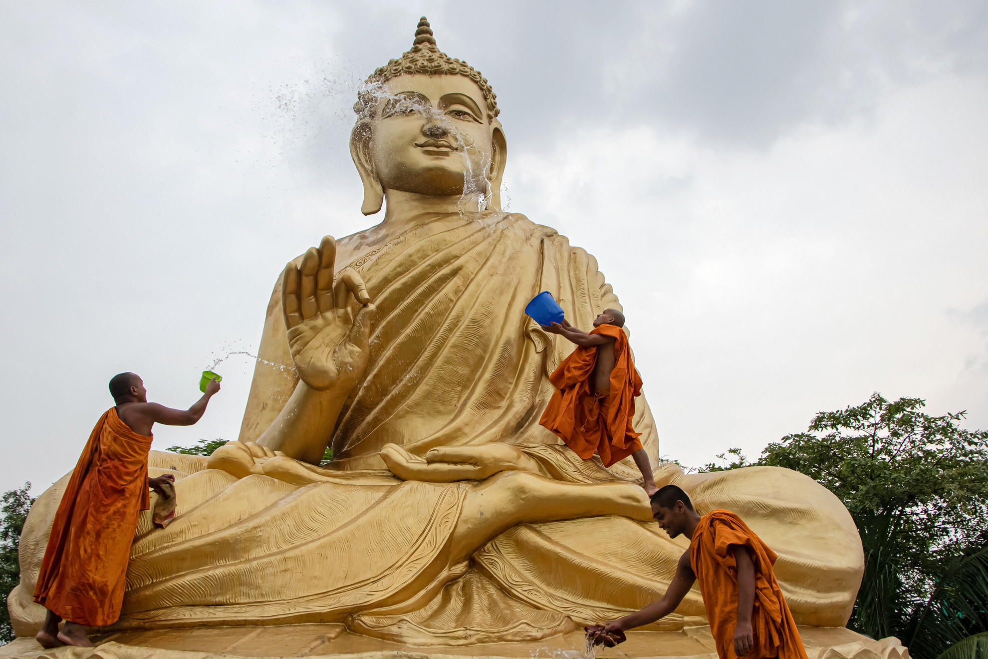 Május 5., péntek: A Buddha születésnapját ünnepelték. A Buddha születésének napja Gautama Sziddhártha herceg születésnapja. A pontos dátum az ázsiai Szolunáris naptárakhoz van igazítva. Elsősorban a buddhista naptár és a hindu naptár Vaiszakha hónapjában ünneplik, ezért Vészáknak is nevezik. A Buddha szülőhelyének történelmi országaiban, Indiában és Nepálban, a hindu naptár Vaiszakha hónapjának teliholdas napjain tartják az ünnepet.