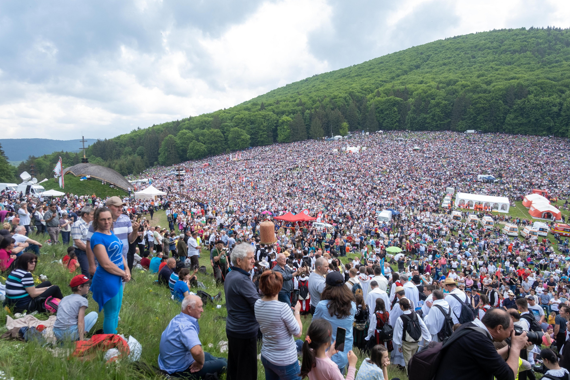 Május 27. Zarándokok gyülekeznek a csíksomlyói búcsú szentmiséje előtt a Kis- és Nagysomlyó-hegy közötti hegynyeregben 2023. én.