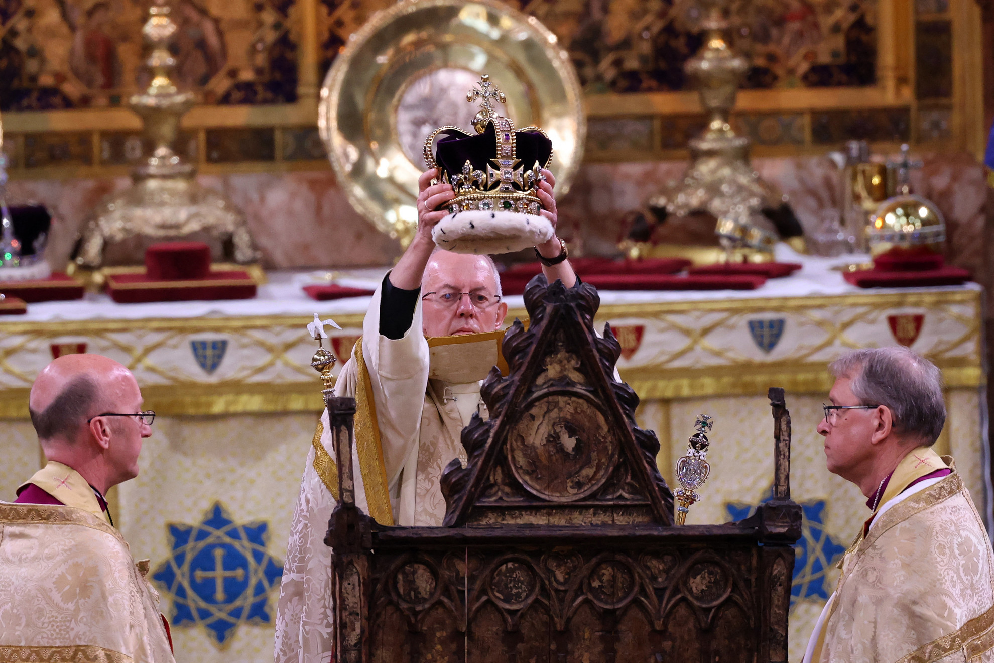 Fotó: AFP/POOL/Richard Pohle Justin Welby, Canterbury érseke, a koronázási ceremónia során III. Károly brit király fejére helyezi a Szent Edward koronát