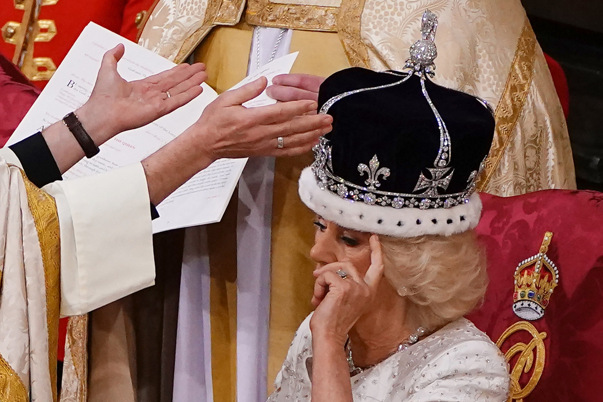 Fotó: AFP/POOL/Yui Mok Justin Welby, Canterbury érseke, Mária királyné koronájának módosított változatát helyezi Kamilla királyné fejére