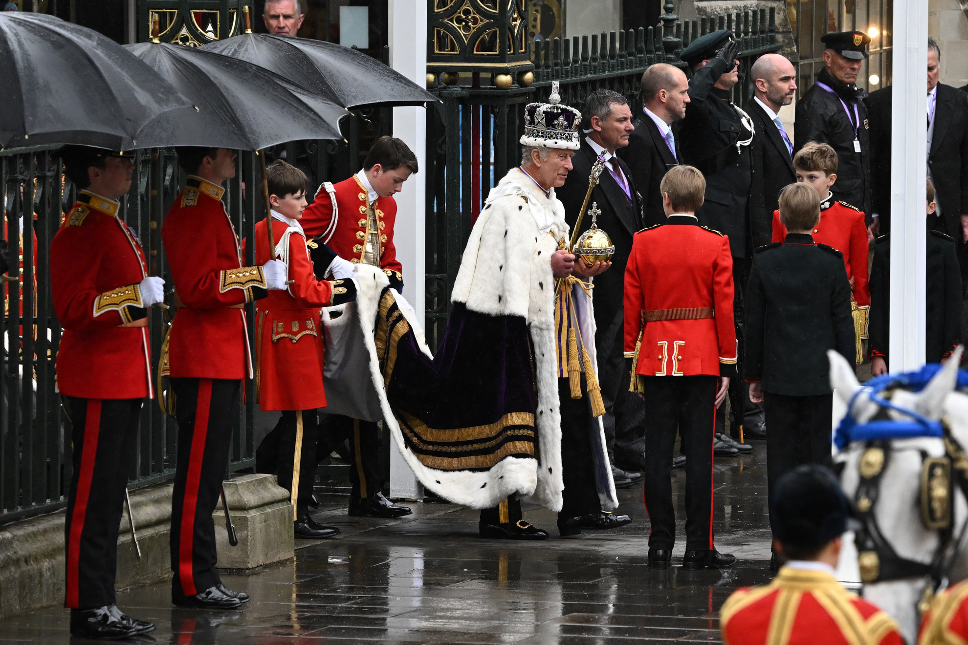 Fotó: AFP/Paul Ellis III. Károly elhagyja a Westminster apátságot a koronázási ceremóia után