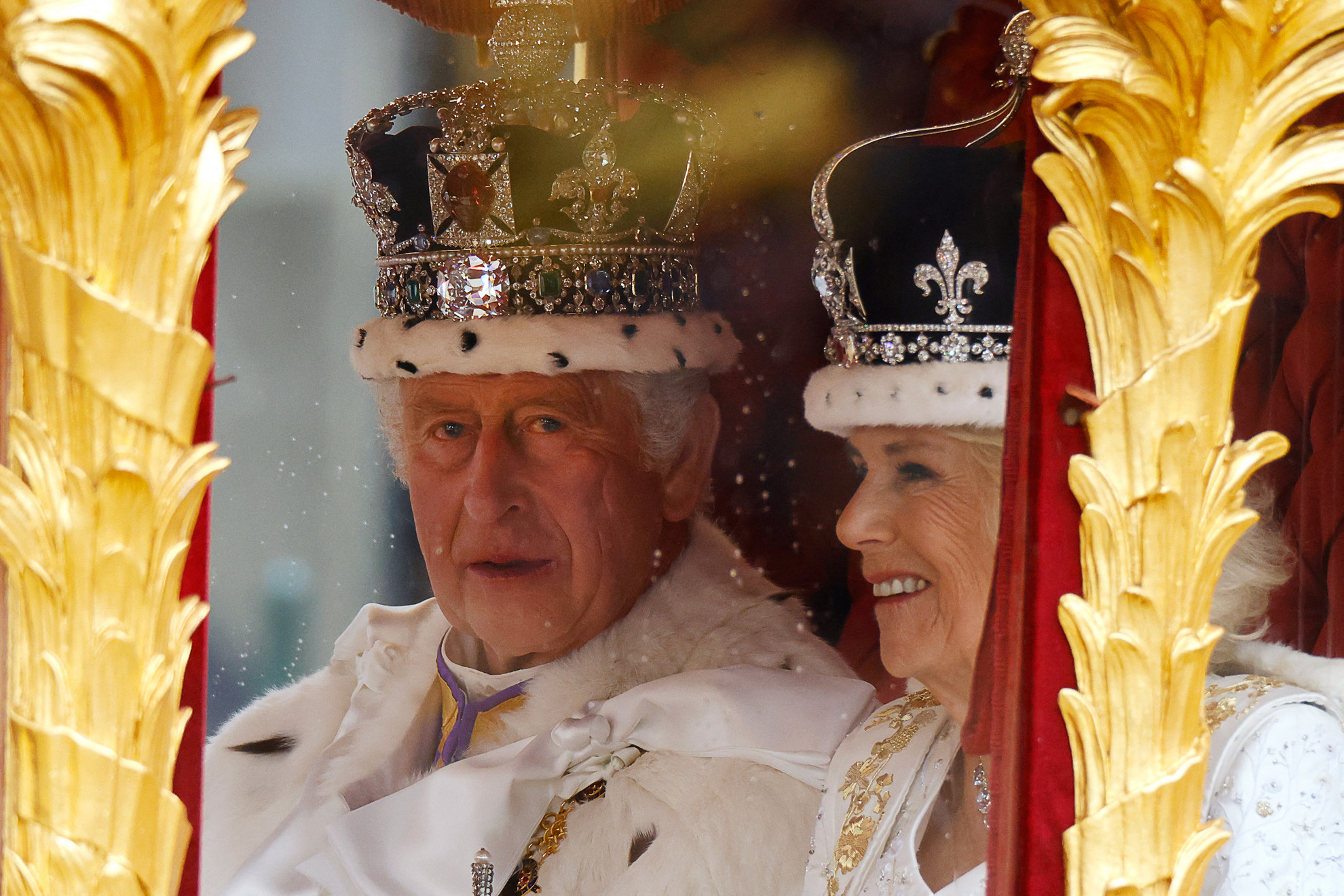 Fotó: AFP/Odd Andersen III. Károly és Kamilla a Gold State Coach-on utazik vissza a Buckingham-palotába