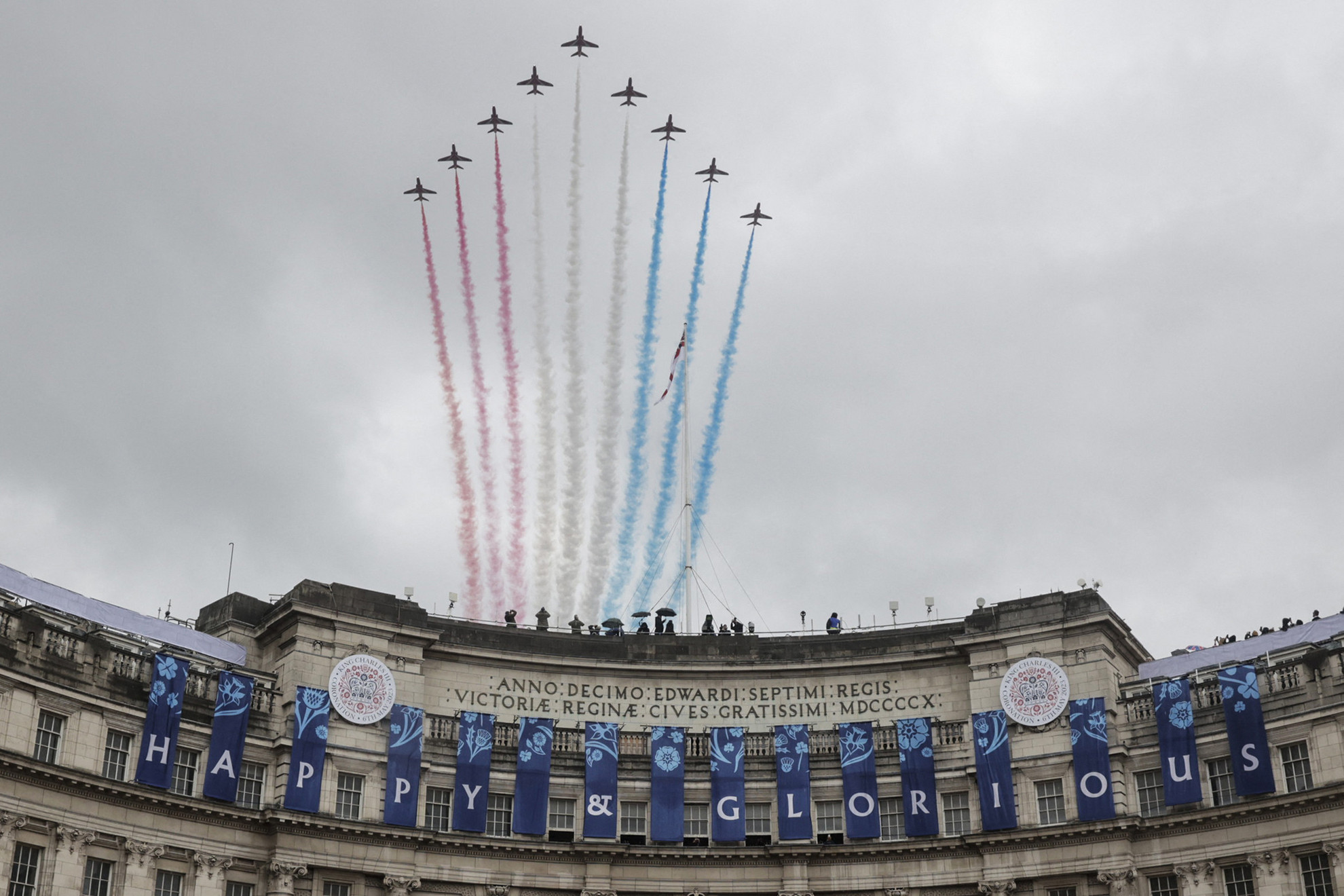 Fotó: AFP/Carlos Jasso Vadászgépek festik az égre a brit lobogó színeit. A Brit Királyi Légierő (RAF) műrepülő csapata, a „Red Arrows” az Admiralitás ív felett London központjában
