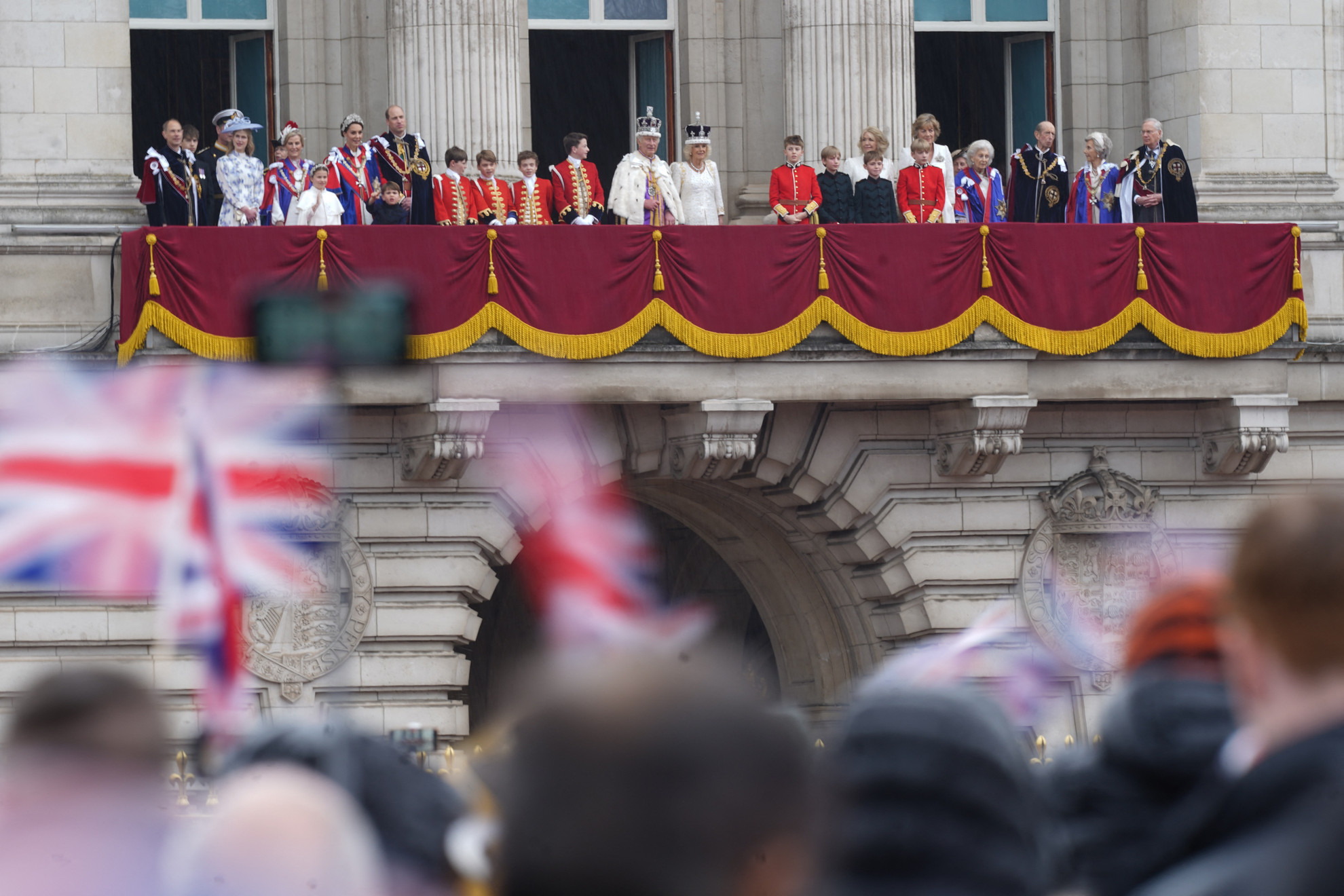 Fotó: AFP/POOL/James Manning A király, a királyné és a királyi család tagjai a Buckingham-palota erkélyén
