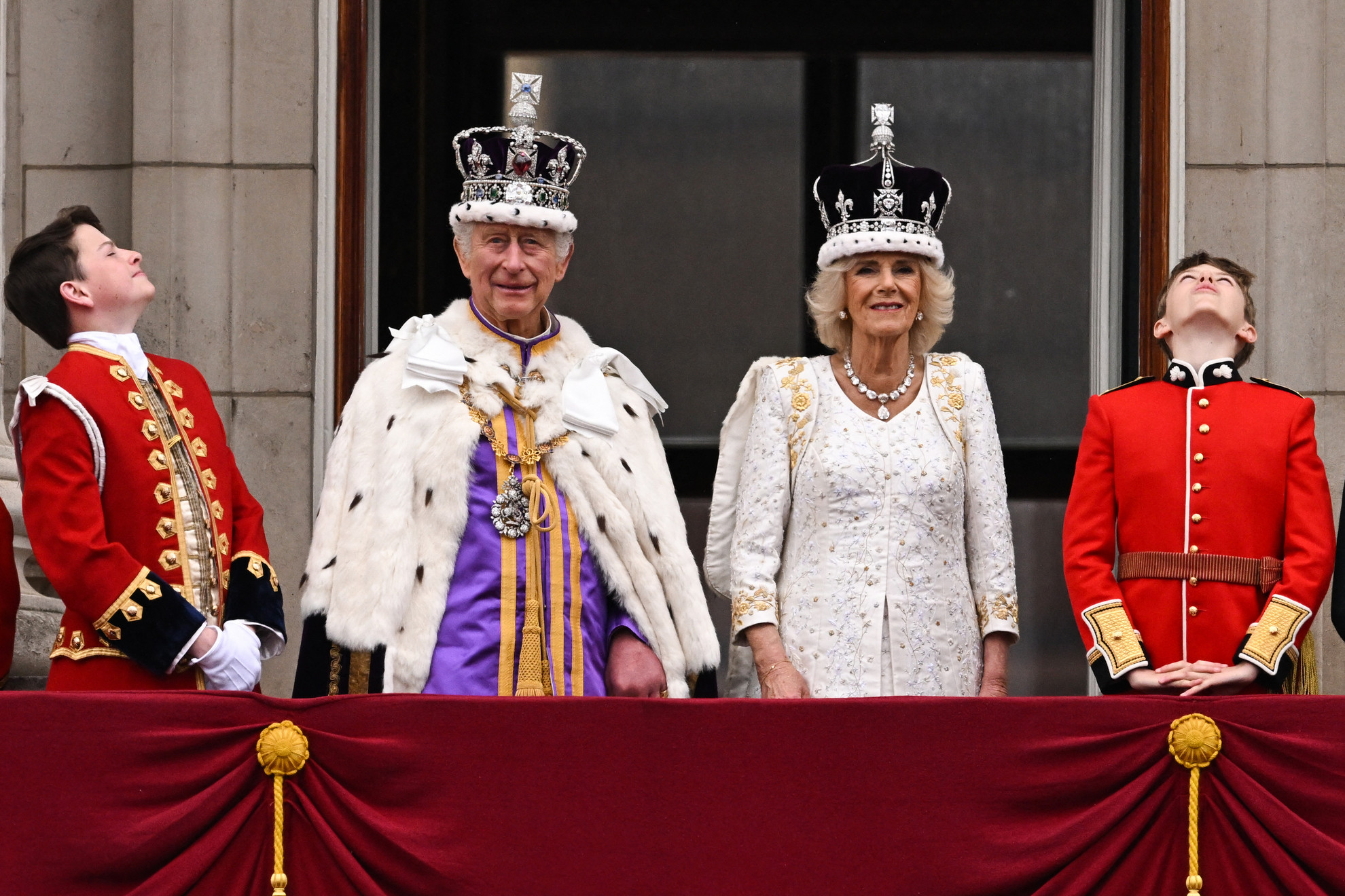 Fotó: AFP/Oli Scarff A Buckingham-palota erkélyén, miközben a Brit Királyi Légierő parádézik